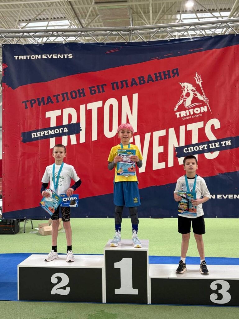 Финиш спортсменов на соревнованиях по акватону