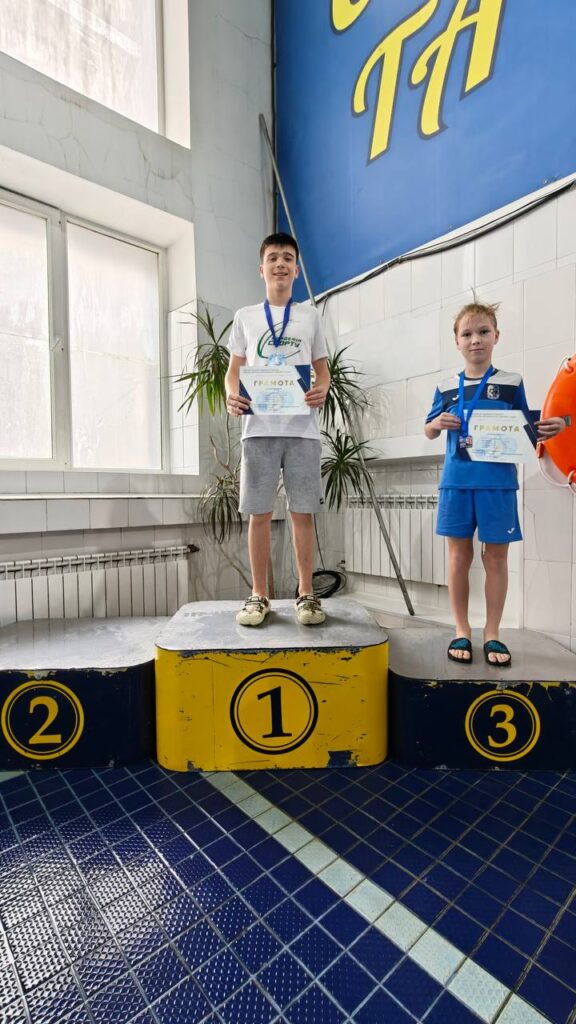 Микола Домощей з медалями за виступ на дистанціях вільним стилем та батерфляєм