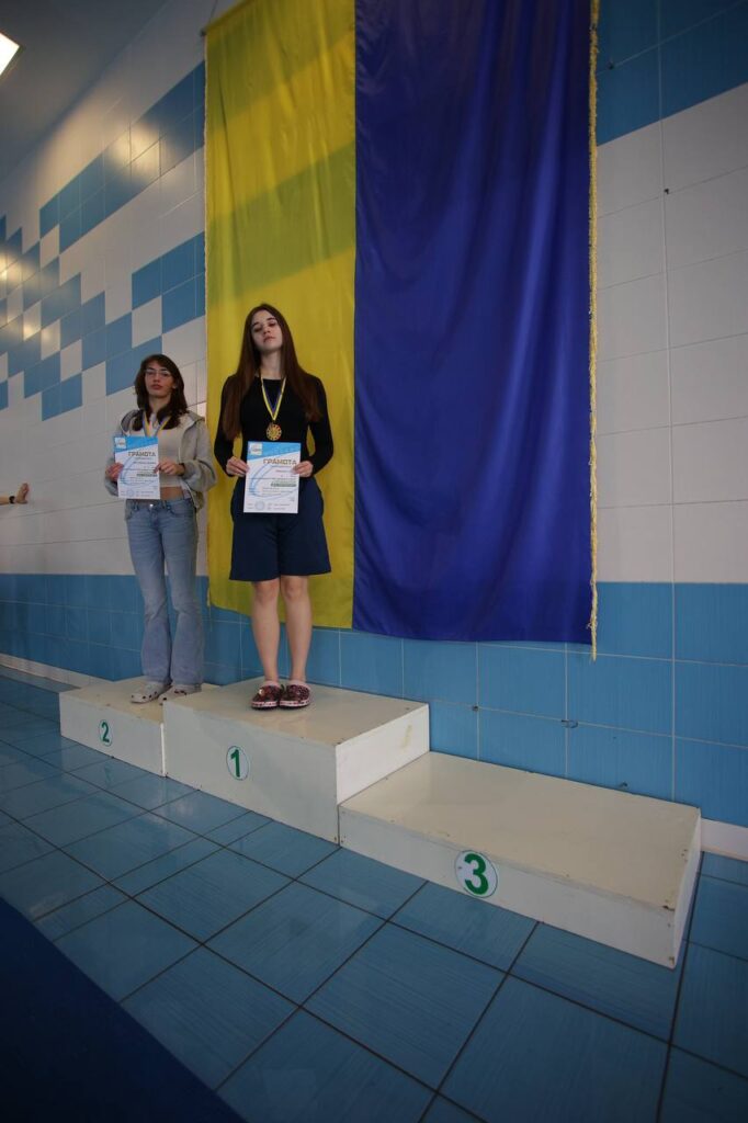 Награждение чемпионов и призёров соревнований по плаванию