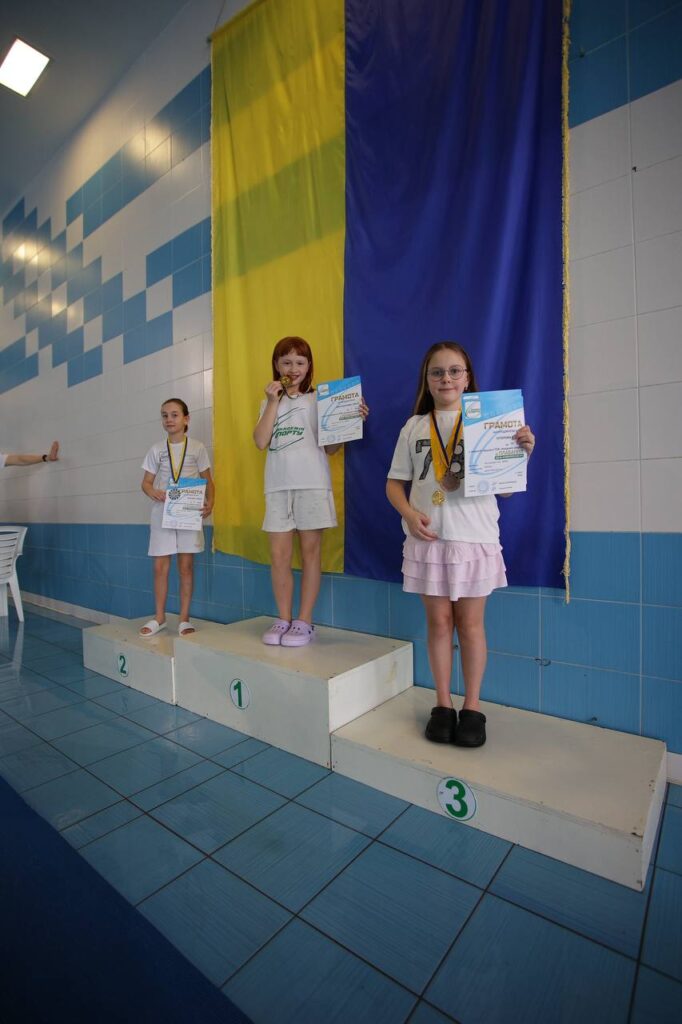 147 спортсменов приняли участие в соревнованиях по плаванию