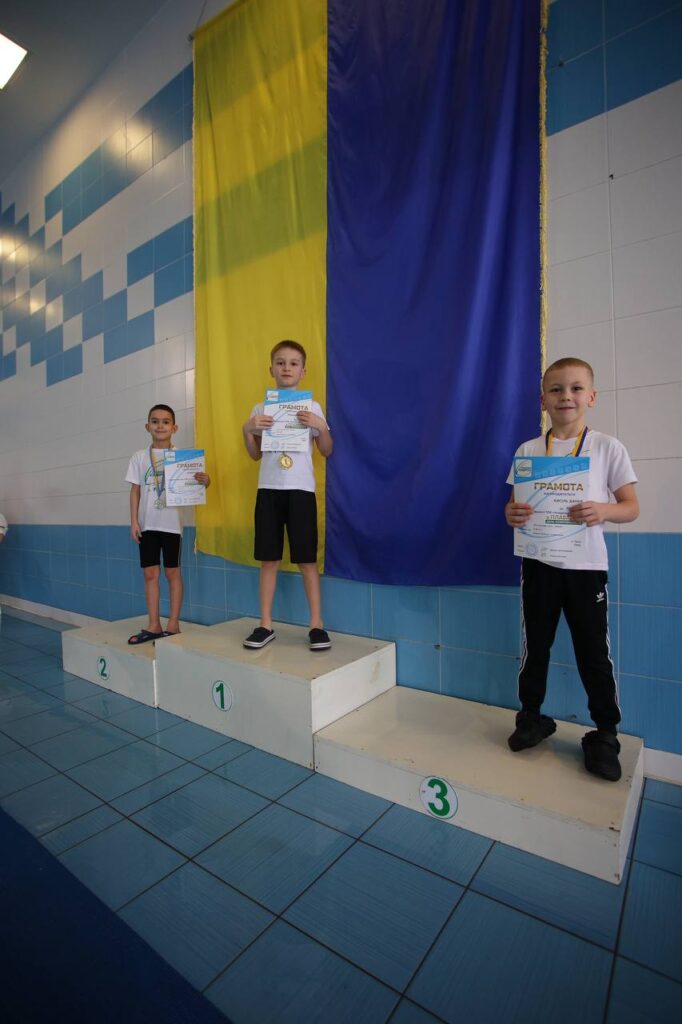 Юные спортсмены демонстрируют результаты на 200 м комплексным плаванием