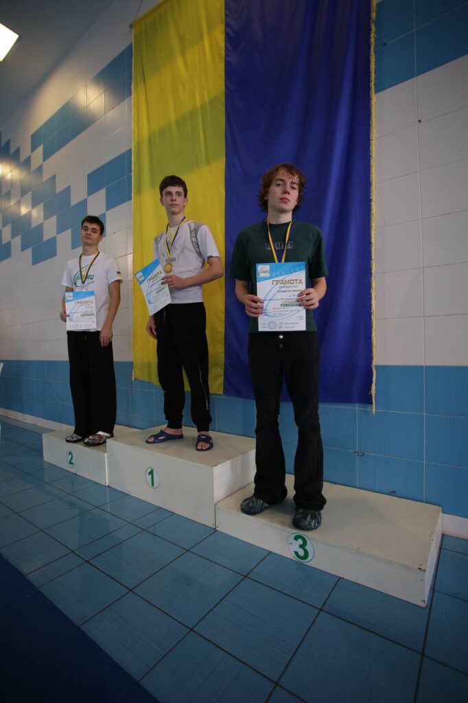 Лев Коновалов выступает на чемпионате Украины по плаванию среди кадетов