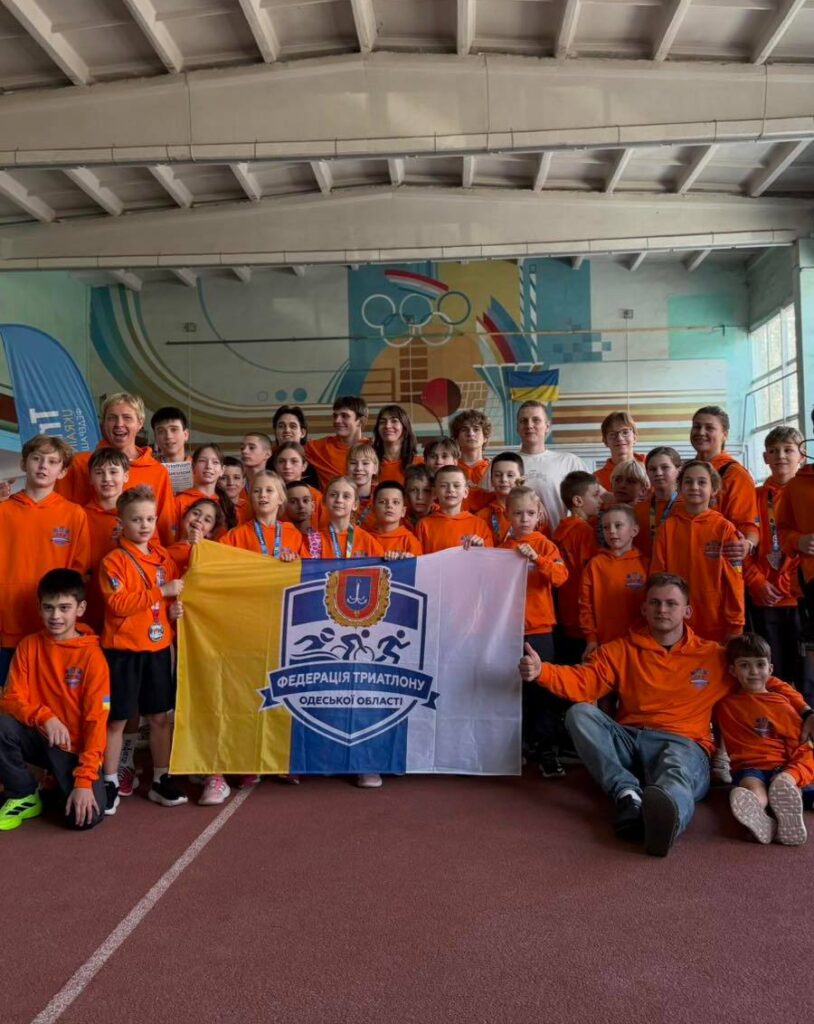 Спортсмены на старте этапа плавания по акватлону