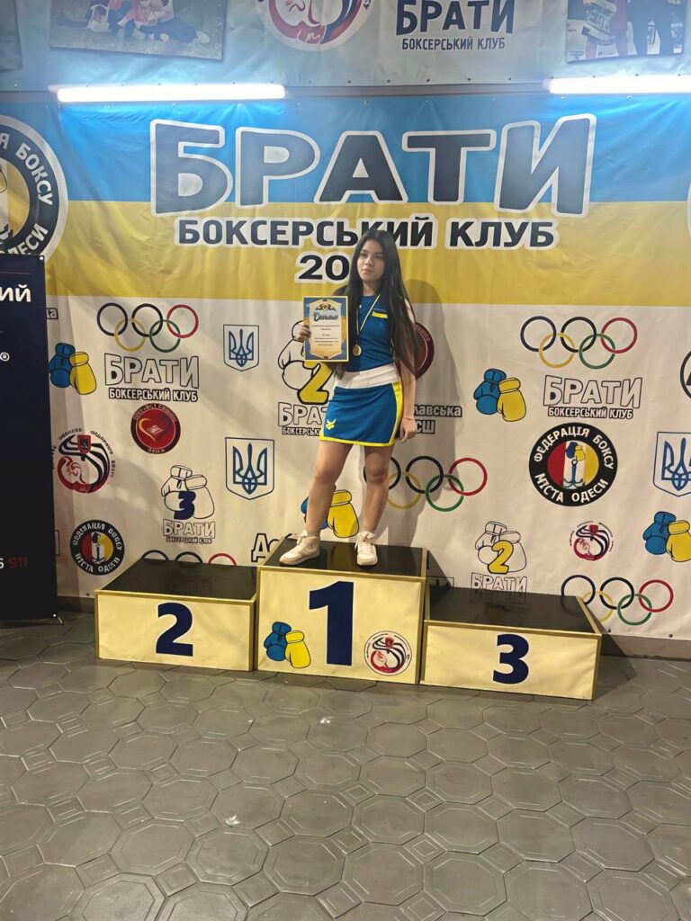 Команда спортсменів з медалями після Кубка України з акватлону та чемпіонату Одеської області з боксу