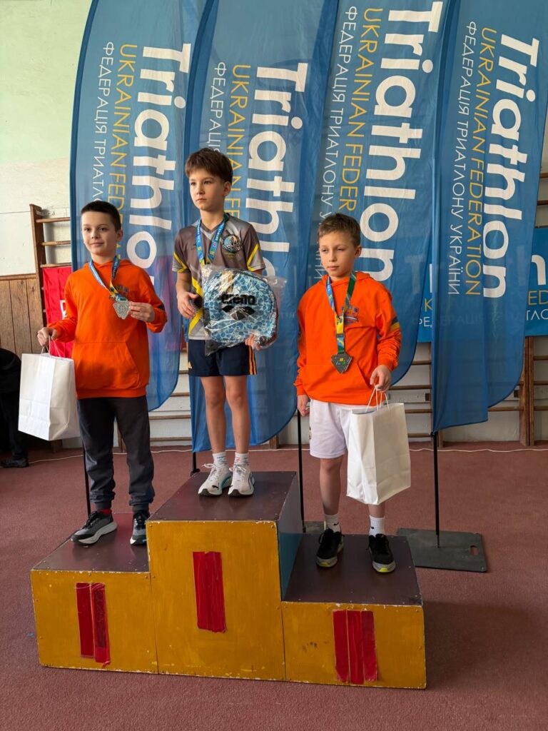 Збірна Одеської області з акватлону святкує перемогу та численні медалі