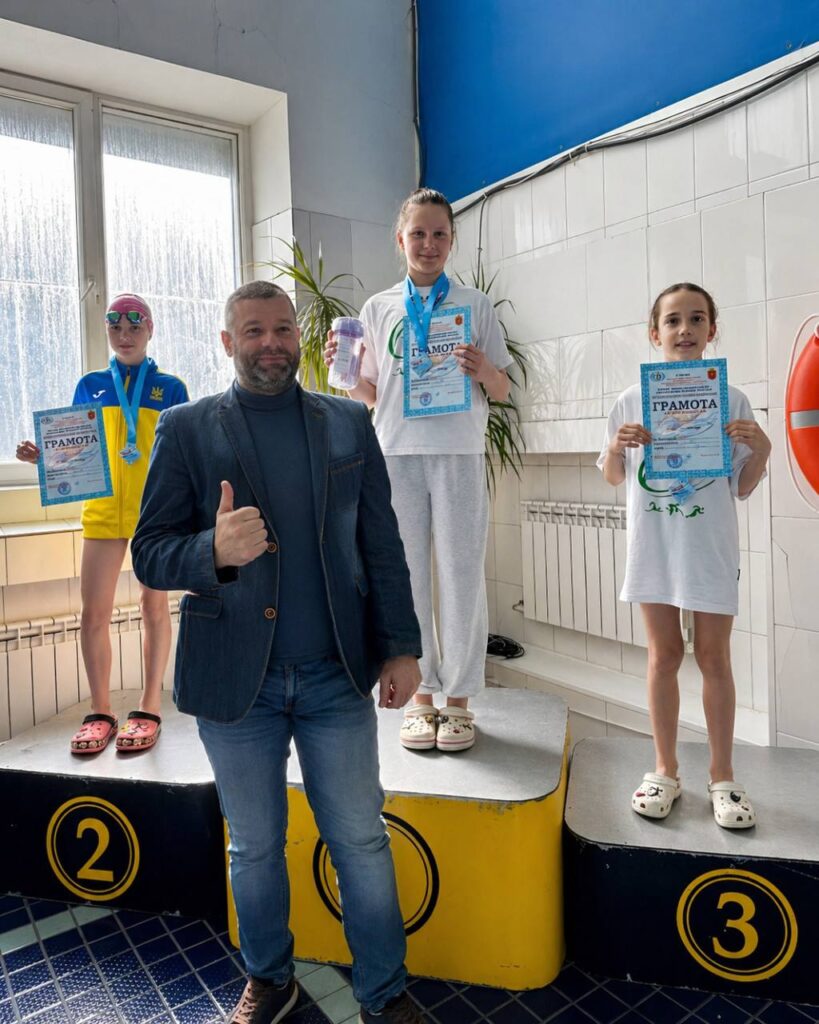 Естафетні команди Академії спорту здобули срібні нагороди у плаванні